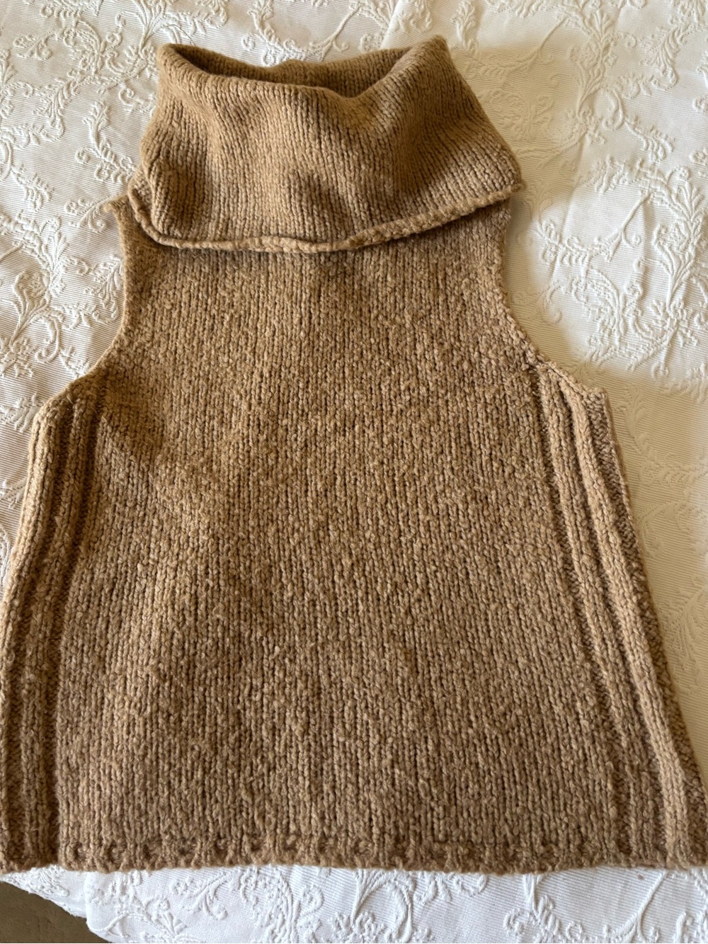 Banana Republic Sleeveless Turtleneck Sweater in Camel color Size M